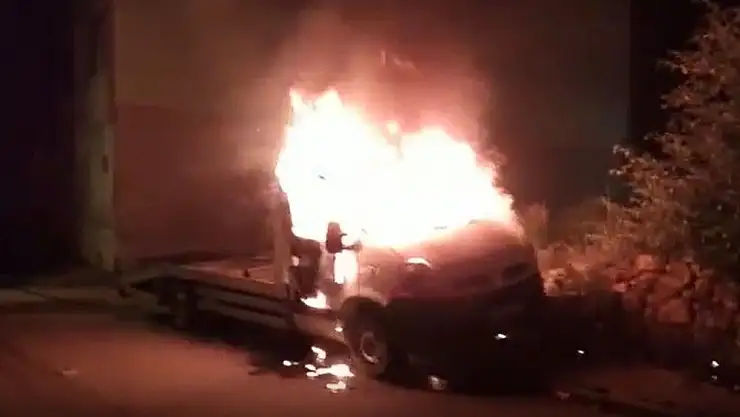 'Park halindeki kamyonet cayır cayır yandı'