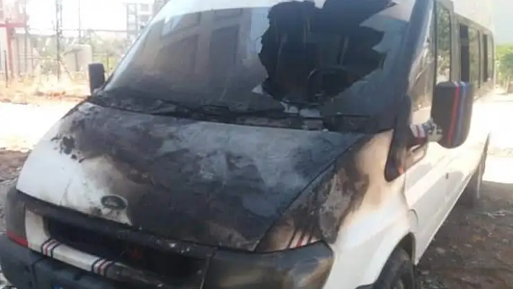 'Park halindeki minibüs yandı'