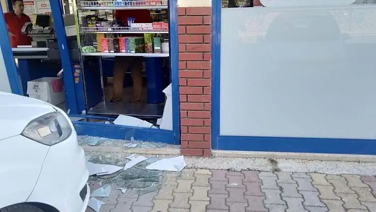 'Otomobil marketin camına çarptı'