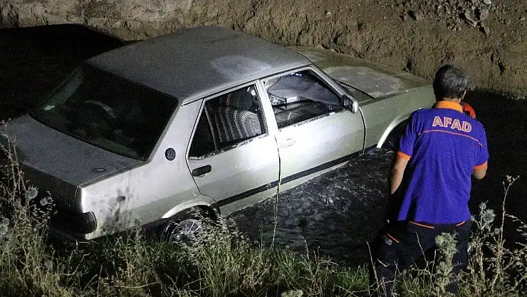 'Su kanalına otomobil düştü'
