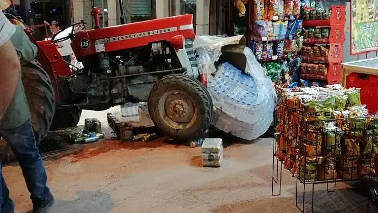 'Traktör markete daldı'