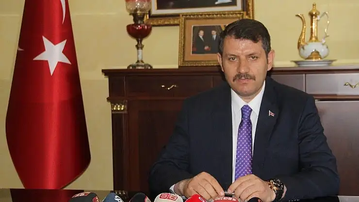 'Vali Ayhan, halkı meydanlara çağırdı'