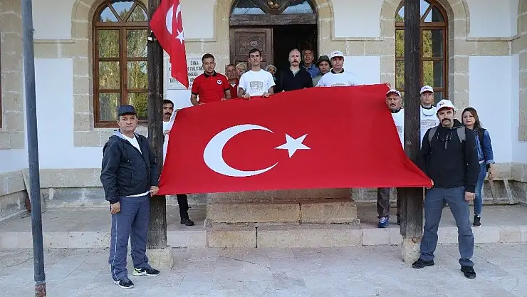 'Milli Mücadele ruhu için 27 kilometre yürüdüler'