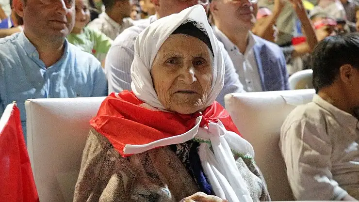 '106 yaşında demokrasi nöbetine katıldı'