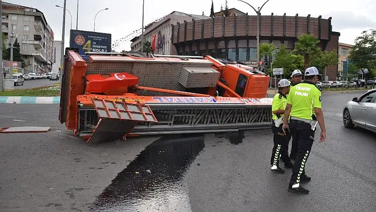 'Devrilen kamyonu vinç kaldıramayınca vatandaş yardım etti'