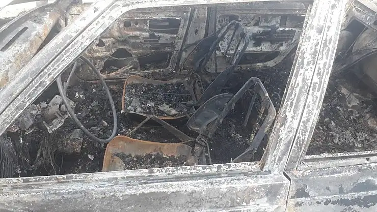 'Park halindeki otomobil yanarak küle döndü'
