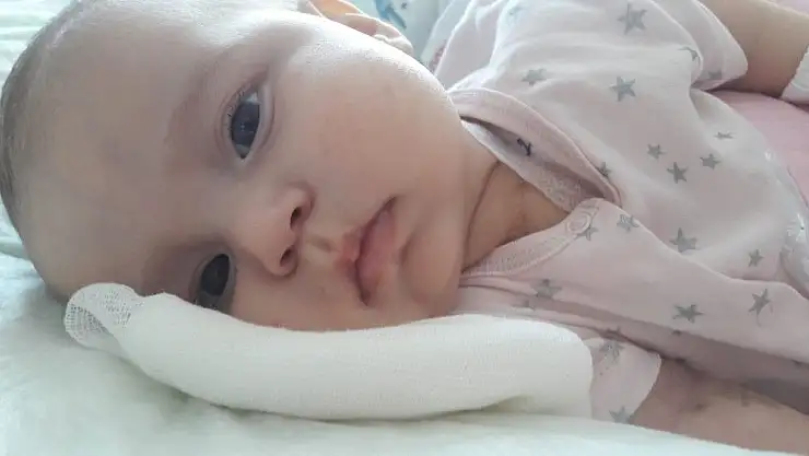 'Nehir bebek yaşama tutunmak için ilik nakli bekliyor'