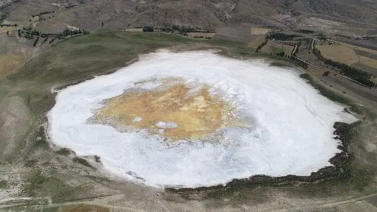 'Kuruyan mavi gölden geriye beyaz örtü kaldı'