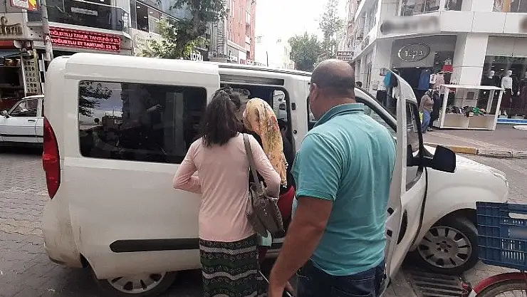 'Mağazadan kıyafet çalan 2 kadın yakalandı'