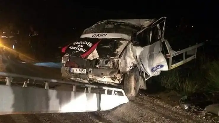 'Otomobil taşıyan çekici devrildi: 1 ölü, 2 yaralı'