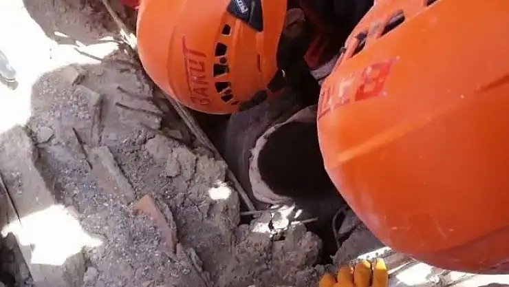 '203 saat sonra 7 katlı bina enkazının en dibinden sağ çıktılar'