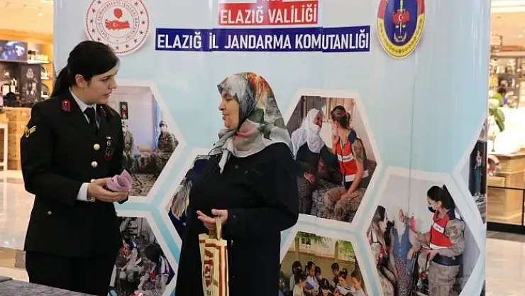'25 Kasım Kadına Yönelik Şiddetle Mücadele Gününde jandarma vatandaşları bilgilendirdi'