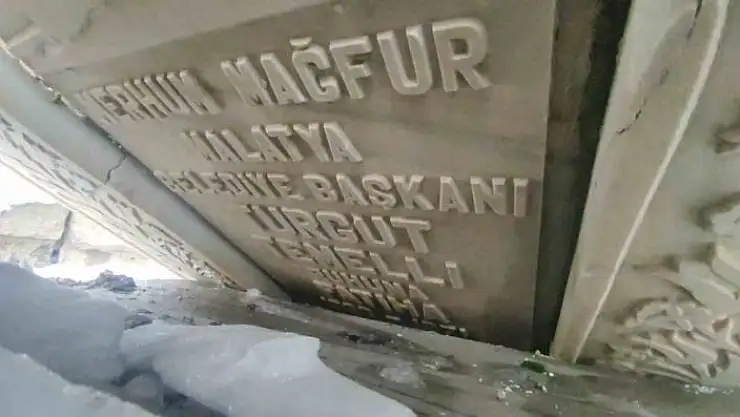'250 yıllık tarihi mezarlığı da deprem vurdu'