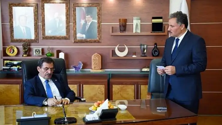 Bakan Güllüce Malatya Büyükşehir Belediyesi'ni Ziyaret Etti