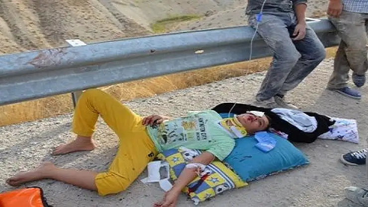 Otomobil İş Makinesine Çarptı: 5 Yaralı