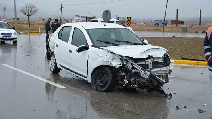 '3 aracın karıştığı kazada 4 kişi yaralandı'