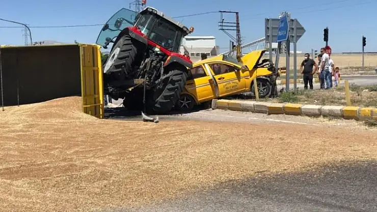 '3 kişinin yaralandığı kazada, römorktan dökülen 10 ton buğday karayolunu trafiğe kapattı'