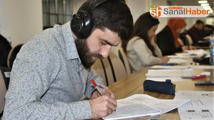 350 bin kitap ve materyalle bölgenin en büyük kütüphanesi 24 saat öğrencilerin hizmetinde