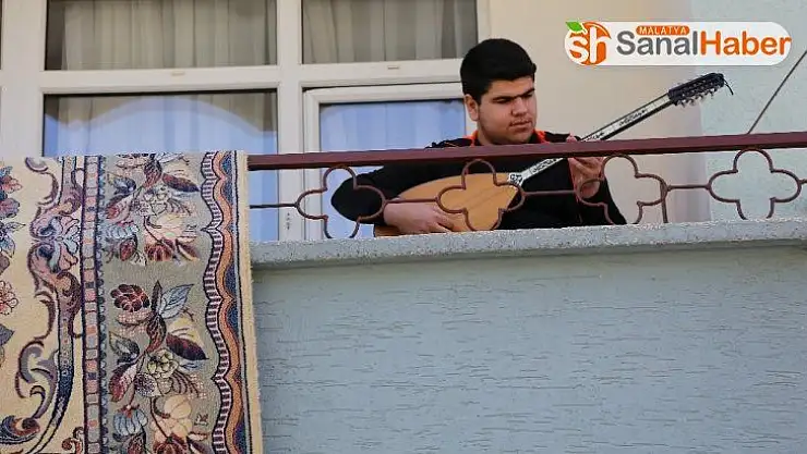 4 saatlik sokağa çıkma izninde de evde kaldı, balkonda saz çaldı