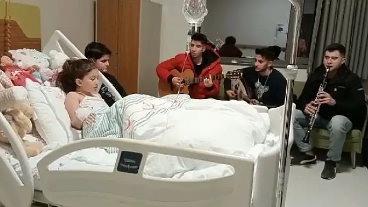 '40 saat sonra enkazdan çıkartılan minik Yağmur´a hastanede mini konser'