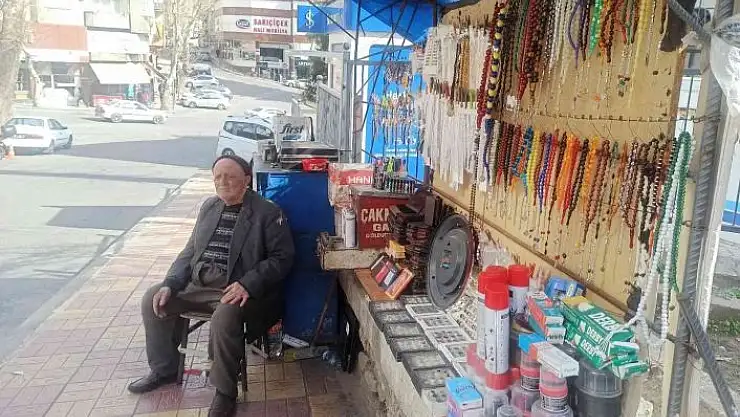 '44 yıldır aynı kaldırımda tezgah açıyor'