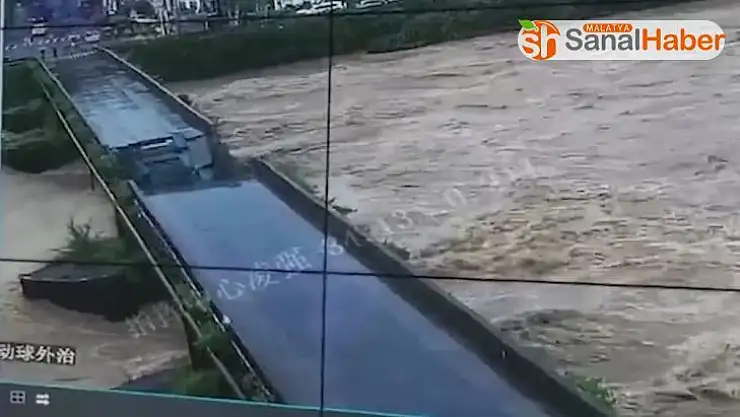 480 yıllık köprü yerle bir oldu