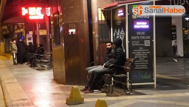 Malatya'da birçok vatandaş geceyi sokakta geçirdi