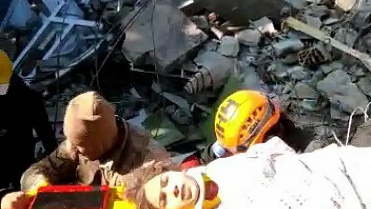 '5 kişilik aileden 4´ü 60 saat sonra sağ olarak kurtarıldı'