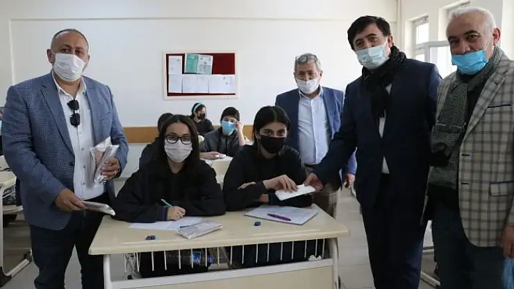 '50 bin adet maske esnaf, öğrenciler ve vatandaşlara dağıtıldı'