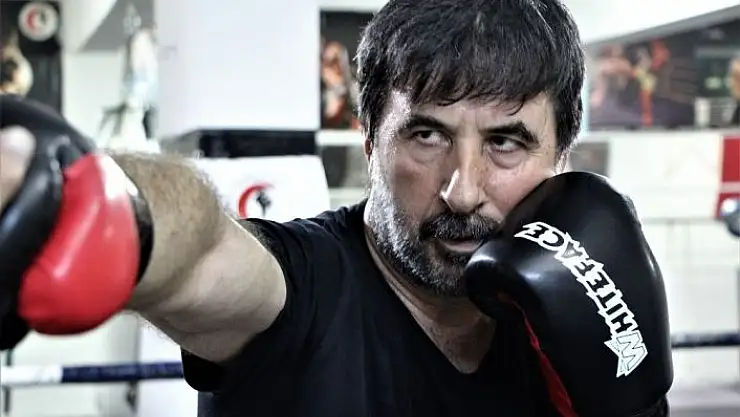 '57 yaşında kick boksta gençlere taş çıkartıyor'