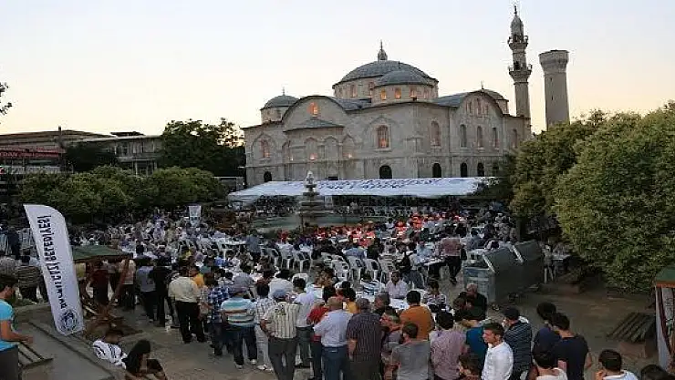 BATTALGAZİ BELEDİYESİ VE İHH İFTAR VERDİ