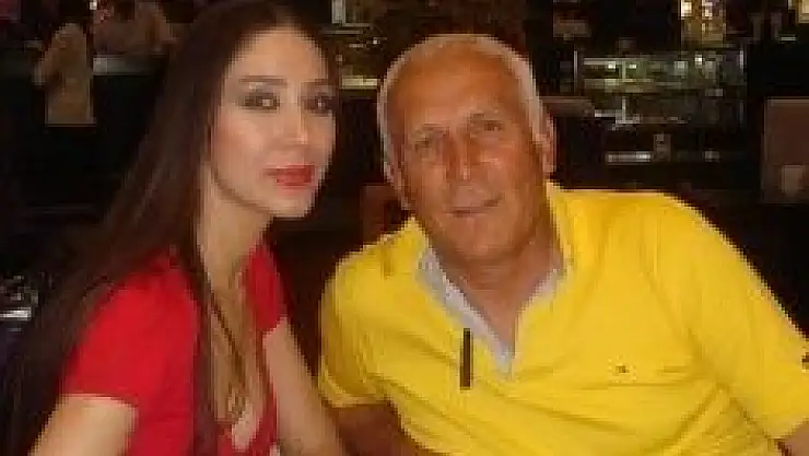 ÜNLÜ MANKEN'DEN CAMİİYE ANLAMLI BAĞIŞ