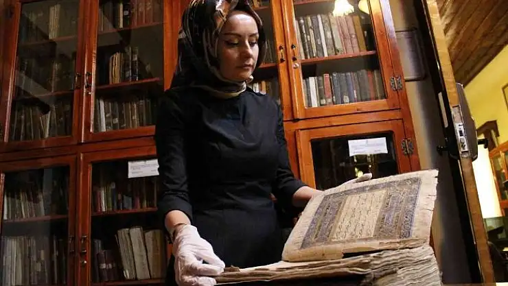 '6 asır önce elle yazıldı, gören hayran kalıyor'