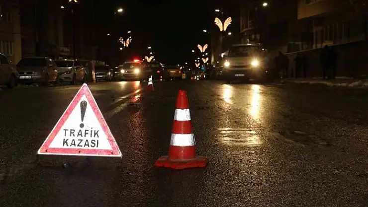 '6 otomobile çarptı, aracını bırakıp olay yerinden kaçtı'