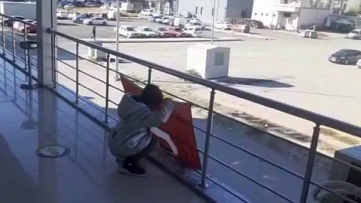 '6 yaşındaki kızın bayrak sevgisi: Ters dönen Türk bayrağını önce düzeltti sonra öpüp alnına koydu'