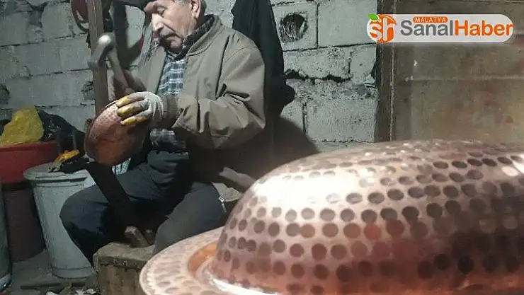 60 yıldır bakırcılık mesleğiyle uğraşıyor