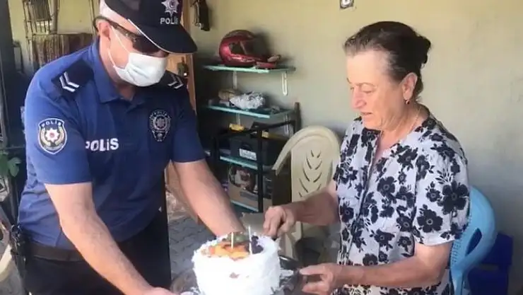 '61 yaşında liseyi bitiren Hatice anneye, polisten doğum  günü sürprizi'