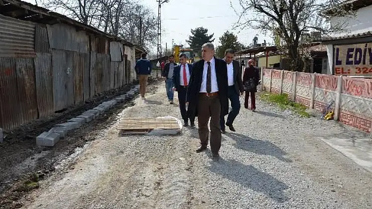 Yeşilyurt Belediyesi Caddelere Sokaklara Kilit Taşı Döşüyor