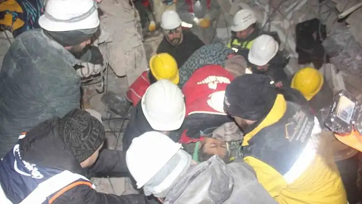 '67 saat sonra sağ çıkarıldı, vatandaşlar alkışlarla moral verdi'