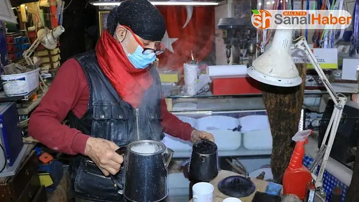 73 yaşında, sokağa çıkma yasağından etkilenmedi