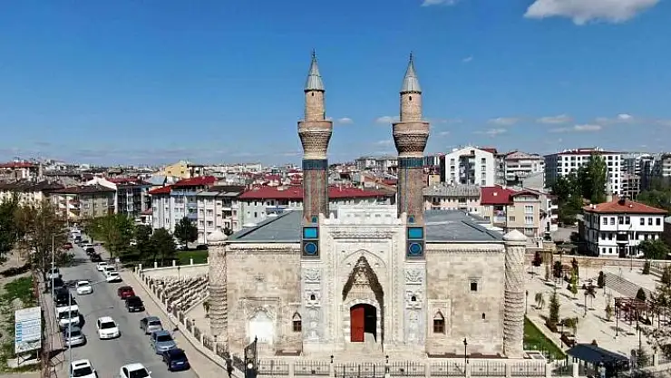 '751 yıllık büyüleyici eseri bu kazıklar ayakta tuttu'