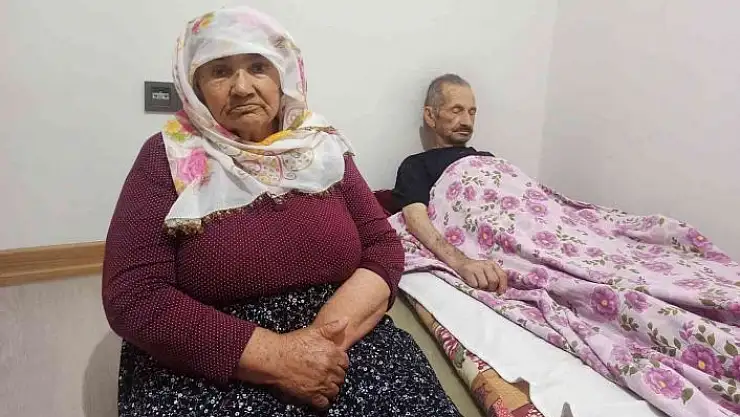 '77 yaşındaki Elife teyze, yerinden kalkamayan eşini bir an olsun yalnız bırakmıyor'