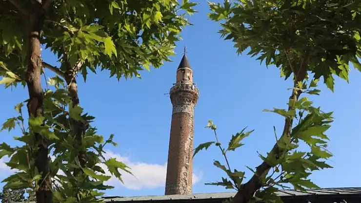 '825 yıllık Sivas Ulu Camii´nin restorasyon çalışmalarına eğik minaresinden başlanacak'