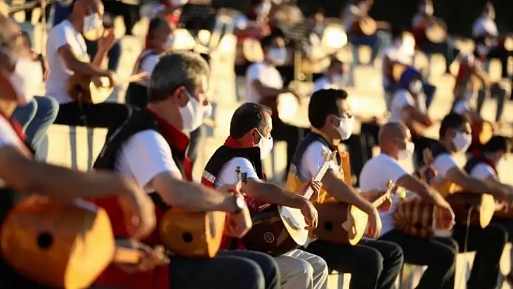 '85 saz ustası aynı anda çalıp söyledi'