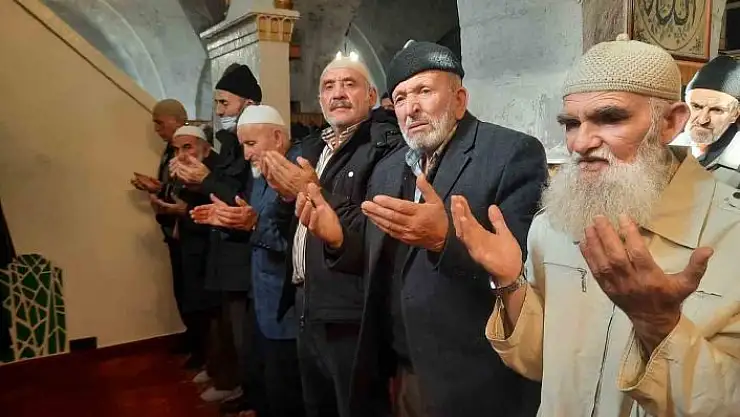 '9 asırlık camide eller Filistin için semaya kalktı'