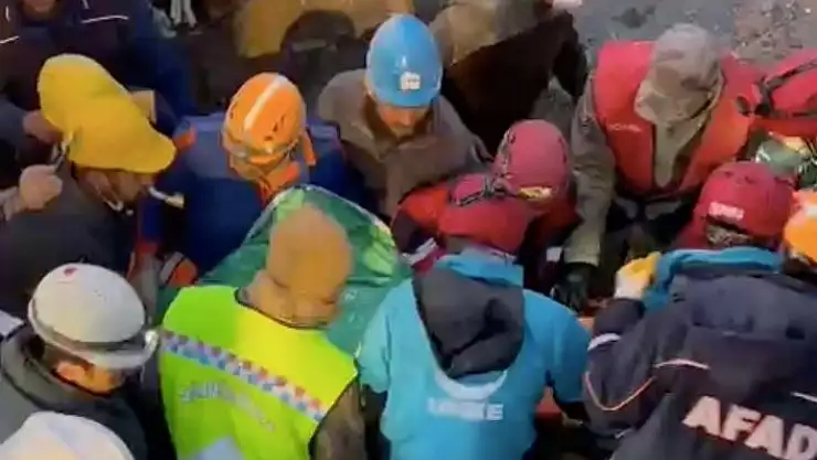 '9 yaşındaki Yücel, 205 saat sonra enkazdan sağ çıkartıldı'