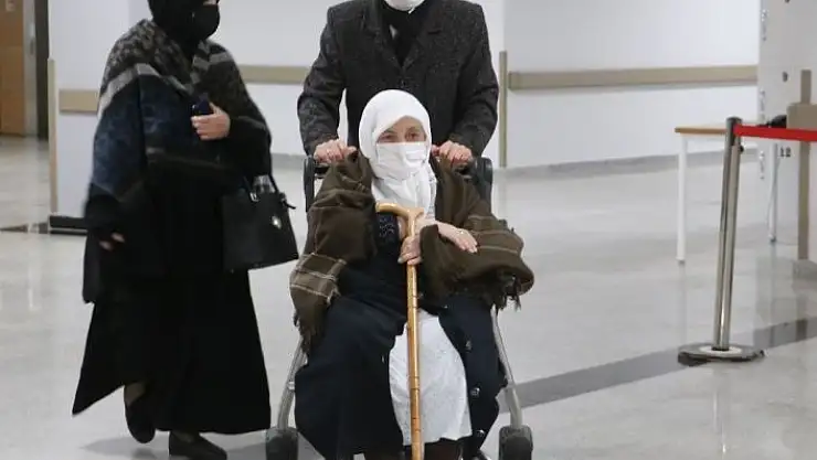 '93 yaşındaki kadın Korona virüsü yendi'
