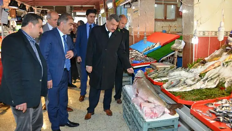  BAŞKAN GÜRKAN, KASAP PAZARI´NI ZİYARET ETTİ 