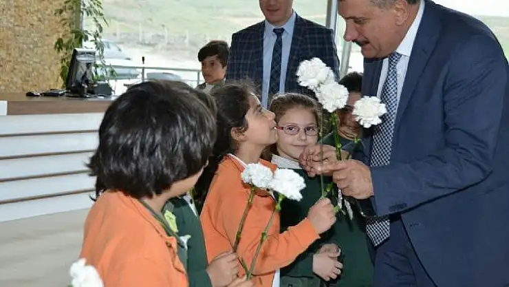 BAŞKAN GÜRKAN, BAŞARISINI ÖĞRENCİLERLE PAYLAŞTI 