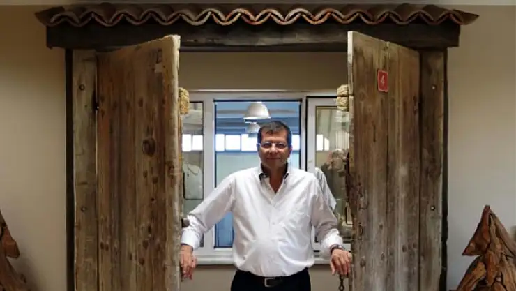 Doğduğu Evin Kapısını Makam Odasına Taktırdı